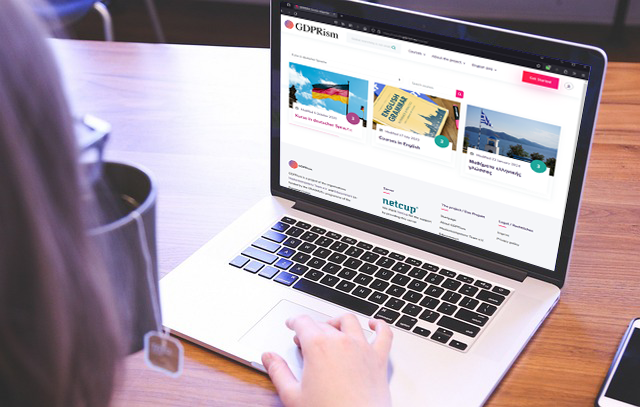 Person arbeitet an einem Laptop, auf dem das E-Learning-Portal GDPRism geöffnet ist